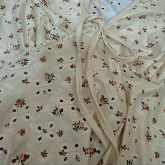 Elegant Cream Floral Ruffle Blouse - Picture 2 of 2